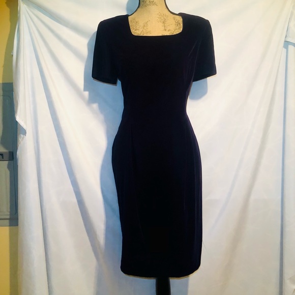 Maggy London Dresses & Skirts - Maggy London Navy blue velvet cocktail dress Sz 10